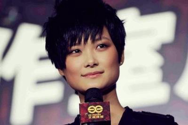李宇春机场紧牵妈妈手 细节暴露二十年如一日的孝心