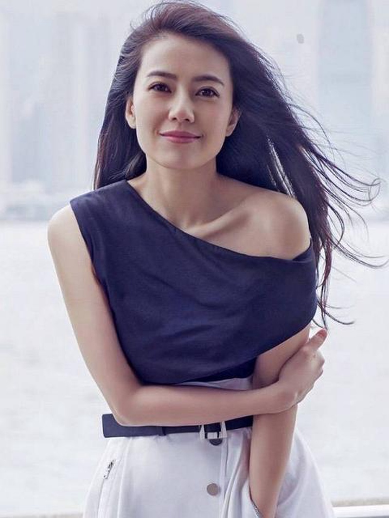 高圆圆赵又廷迪士尼排队两小时被拍,网友:这也能认出来?