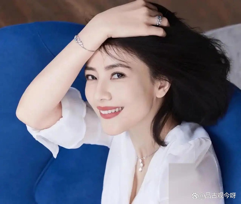 高圆圆赵又廷迪士尼排队两小时被拍,网友:这也能认出来?
