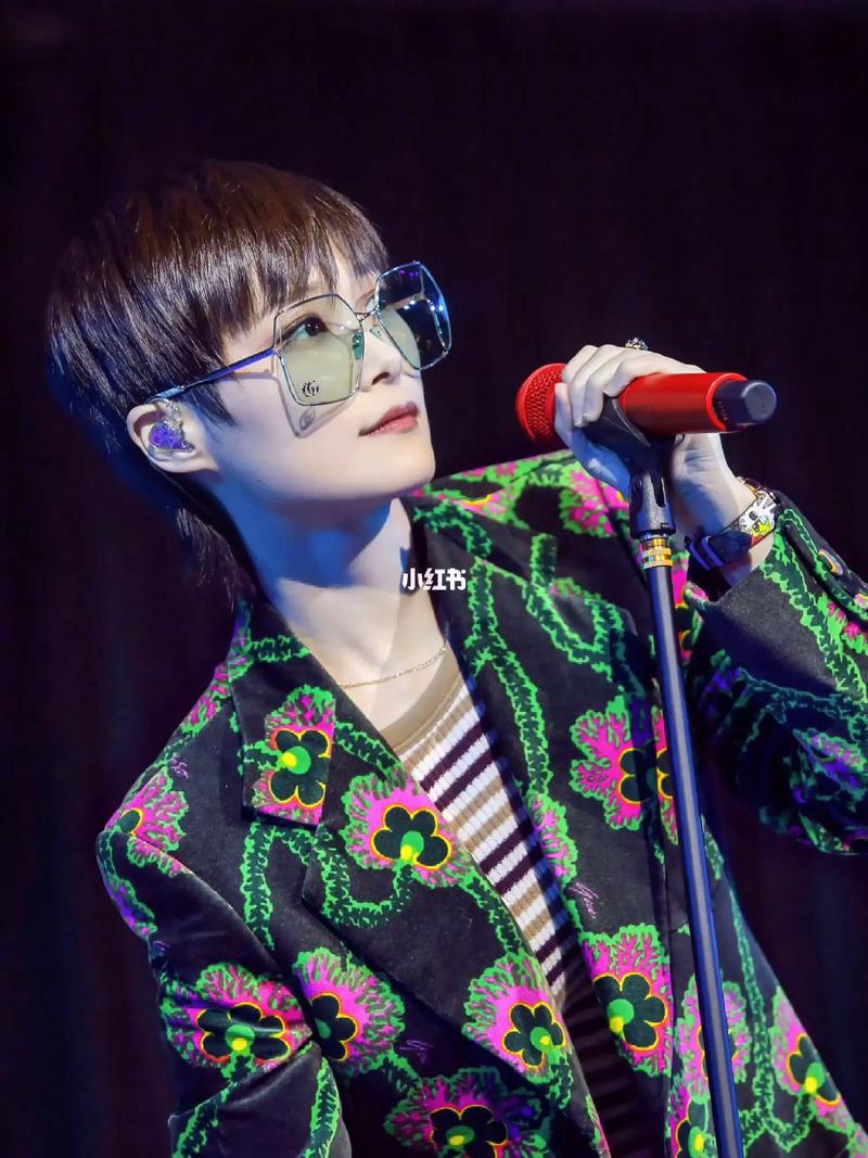 李宇春机场紧牵妈妈手 细节暴露二十年如一日的孝心