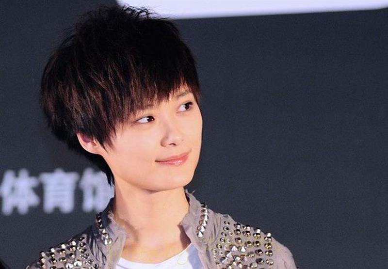 李宇春机场紧牵妈妈手 细节暴露二十年如一日的孝心