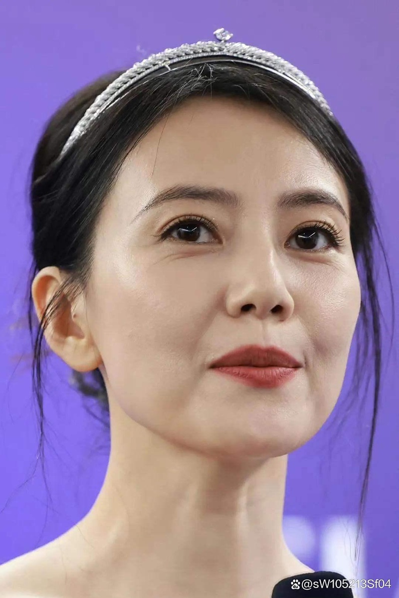 高圆圆赵又廷迪士尼排队两小时被拍,网友:这也能认出来?