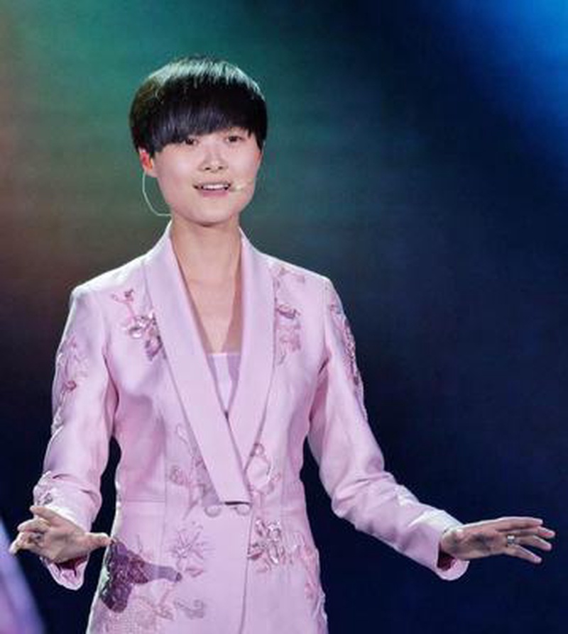 李宇春机场紧牵妈妈手 细节暴露二十年如一日的孝心