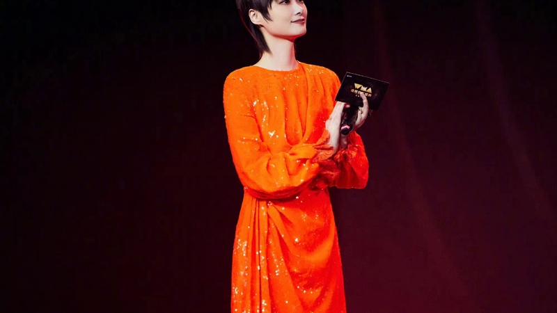 李宇春机场紧牵妈妈手 细节暴露二十年如一日的孝心